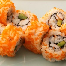 sushi con masago camarón palta