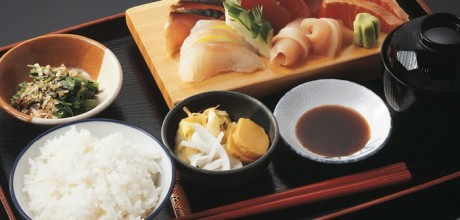 Plato completo con sopa miso, verduras y sashimi