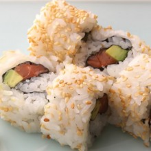 sushi salmón palta sésamo