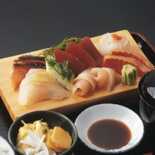 plato con cortes de pescado o sashimi